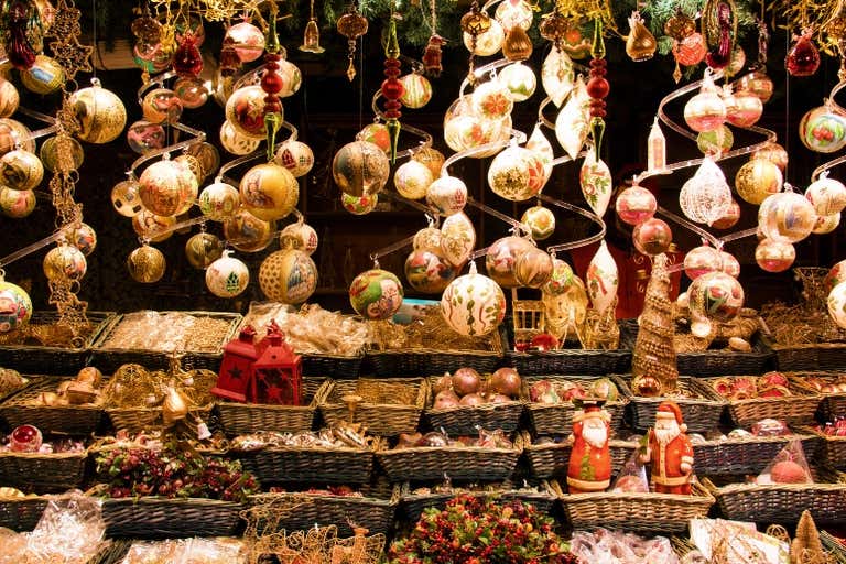 Enfeites de Natal coloridos exibidos em cestas.