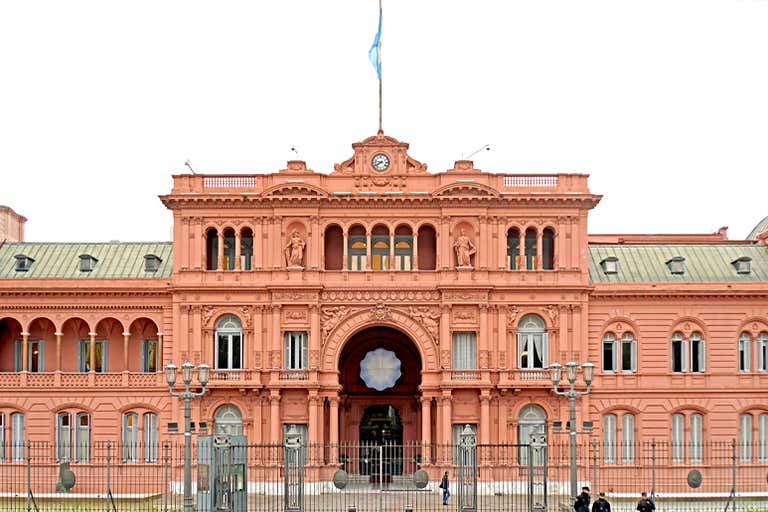 Vista frontal da Casa Rosada, o palácio presidencial em Buenos Aires, Argentina.
