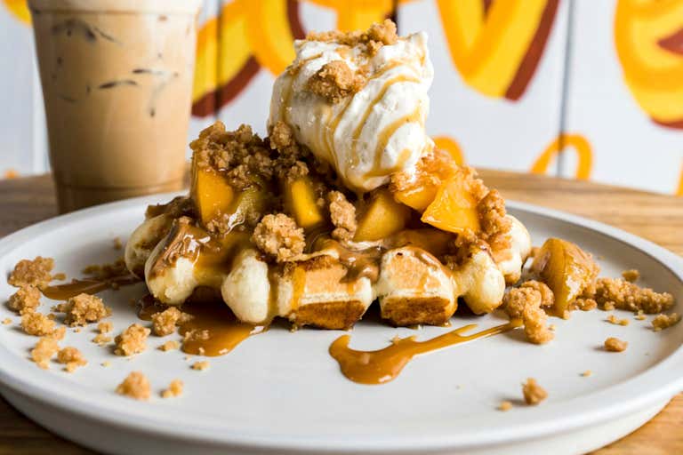 Une délicieuse gaufre garnie de crème glacée, une gâterie parfaite pour l'été au Krog Street Market d'Atlanta.