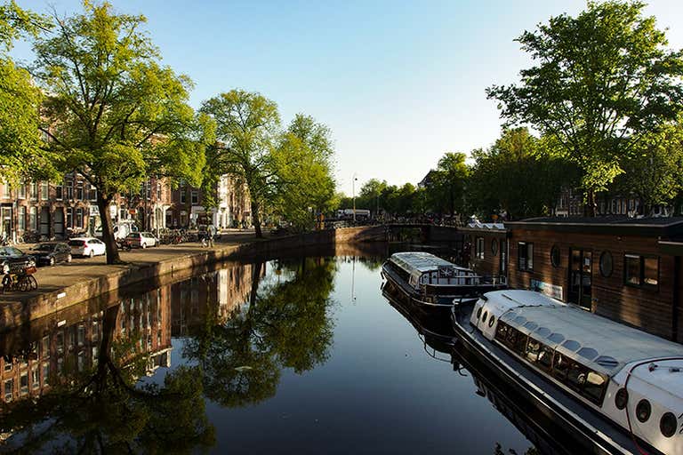 Rejs łodzią po malowniczych kanałach Amsterdamu.