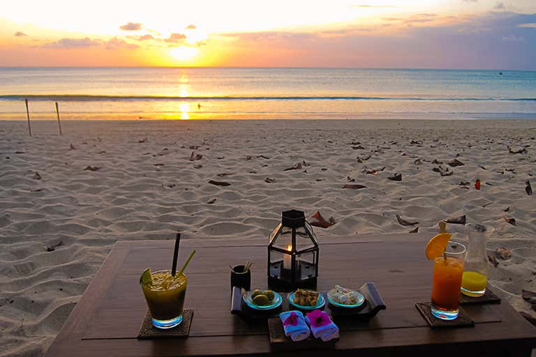 Sunset_cocktails_at_Jimbaran_Beach-LOWRES.jpg