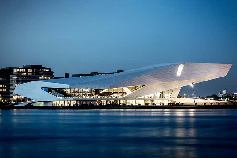 Kultowe EYE Filmmuseum o nowoczesnym designie w amsterdamskiej dzielnicy Noord.