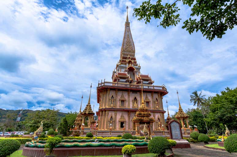 Большая пагода храма Ват-Чалонг, окружённая ухоженными садами.