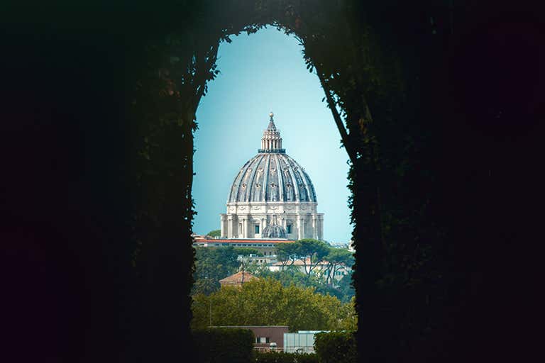 BCC-2023-EXPLORER-Rome-solo-travel-Aventine-Keyhole.jpg