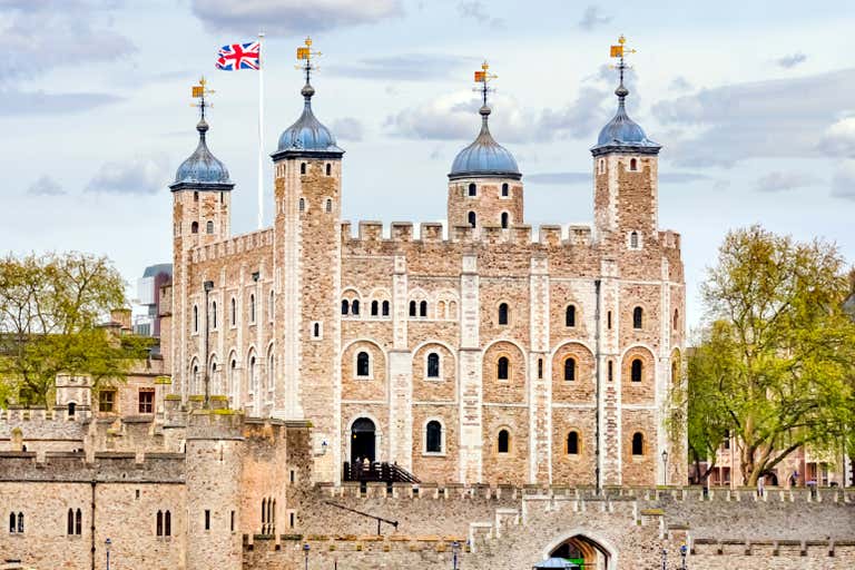 Der Tower of London mit seinem ikonischen weißen Turm und der Union Jack-Flagge.