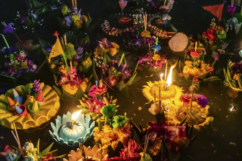 Красочные плавающие кратонги со свечами во время праздника Лойкратхонг.