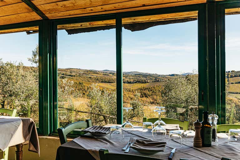 tavolo interno di un ristorante con vista sul paesaggio verde