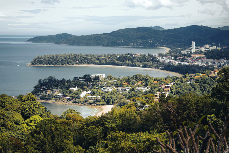 Полюбоваться с высоты пышными пейзажами Пхукета, его заливами и зданиями.