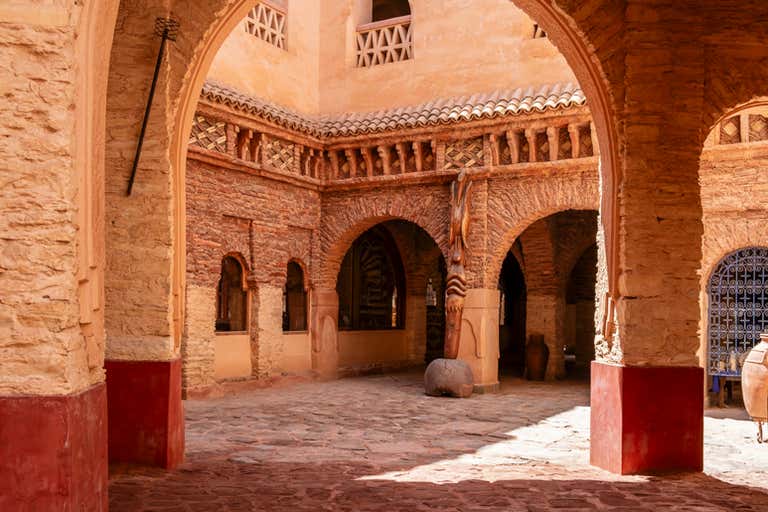 Vista interior de la histórica Medina de Agadir con arcos tradicionales.