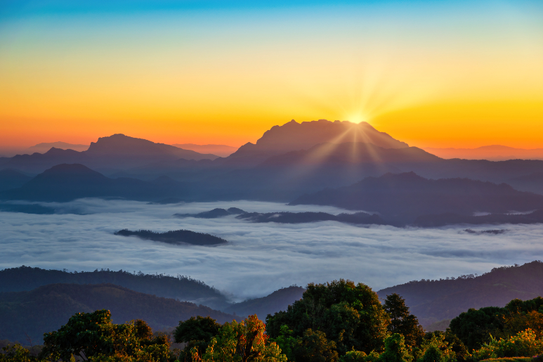 Встретить рассвет над туманными горами в национальном парке Таиланда.