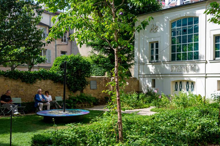 O Museu Eugene Delacroix, com sua fachada clássica e jardim exuberante.