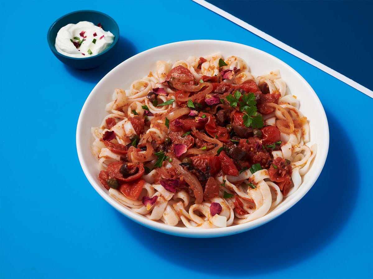 Harissa 10g Protein Noodles™ with Yogurt, Cherry Tomatoes, Olives and Capers
