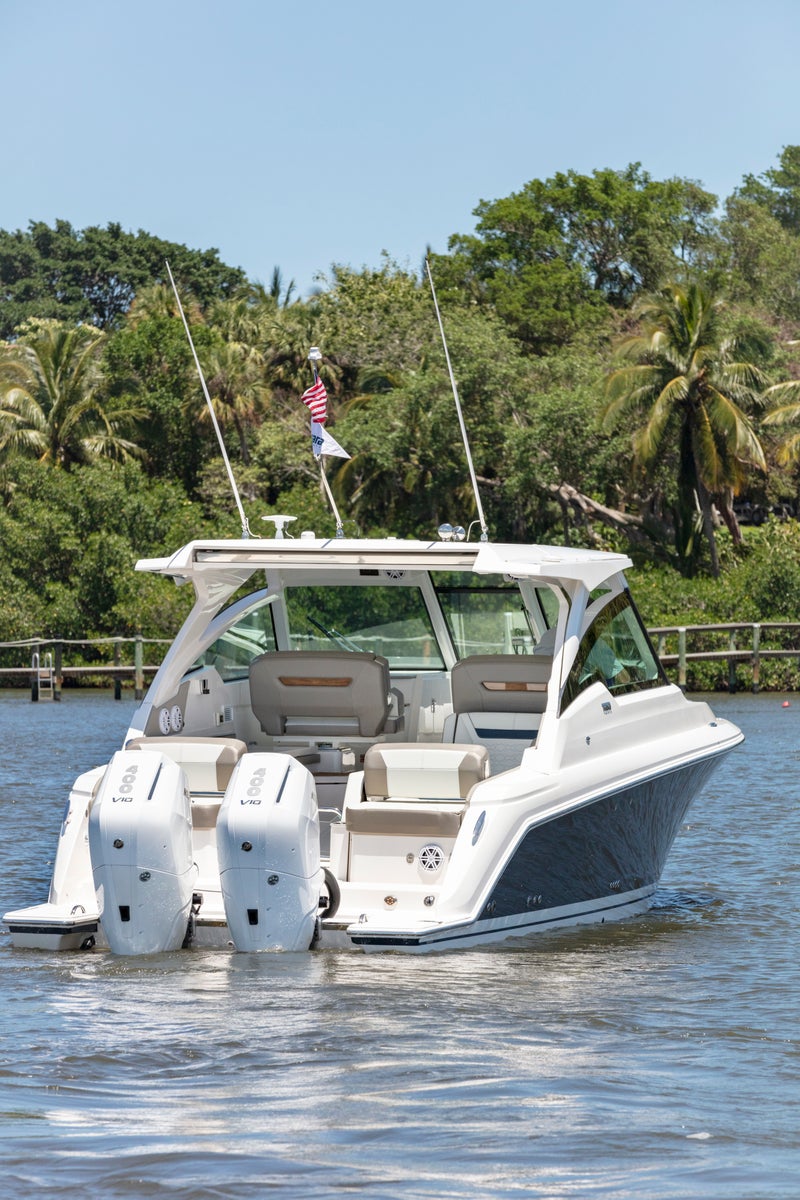 Tiara Yachts 34 LX cockpit