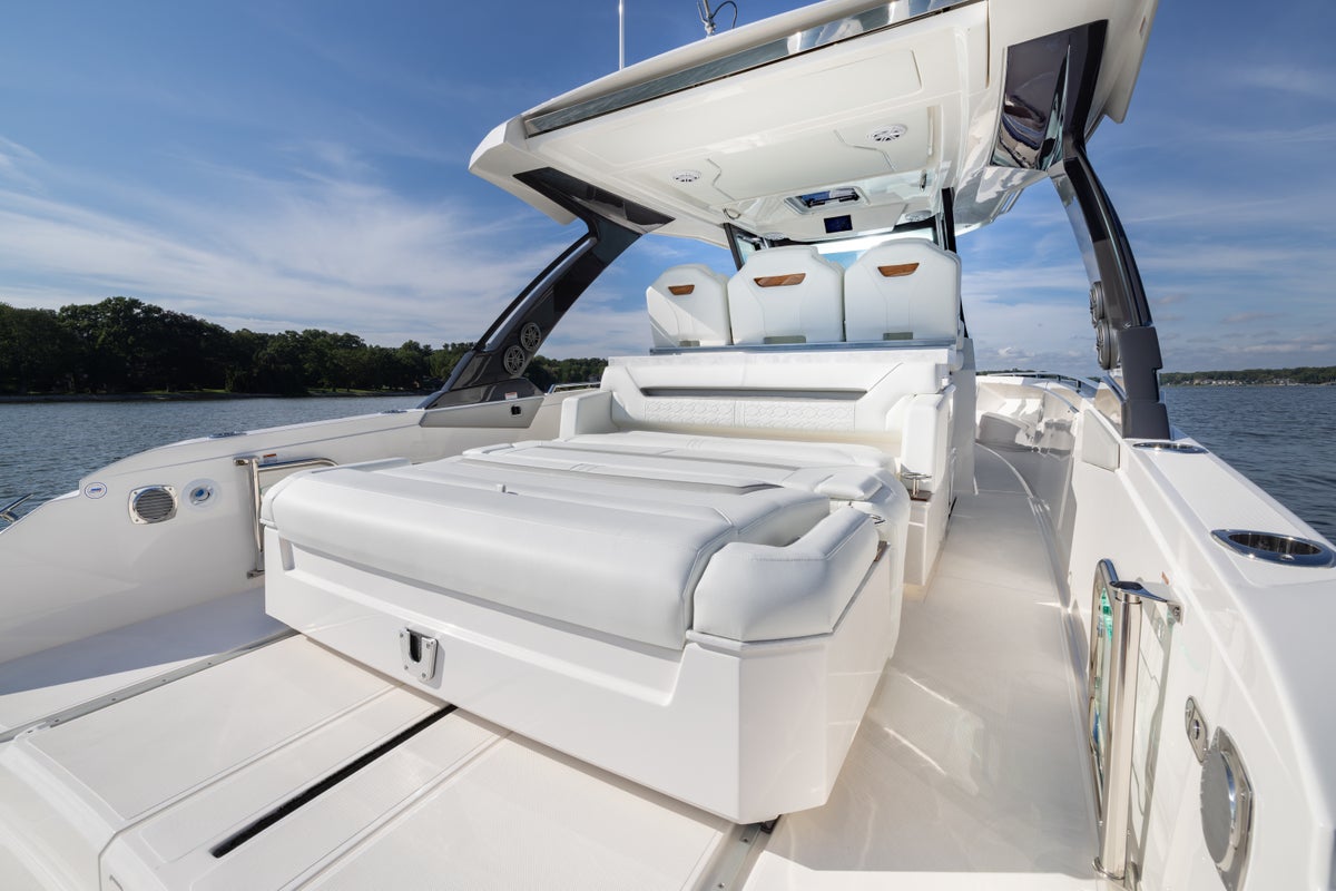 34 LS - Sliding Cockpit Lounge and Sunpad