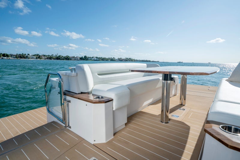 EX 60 | Forward Facing Lounge