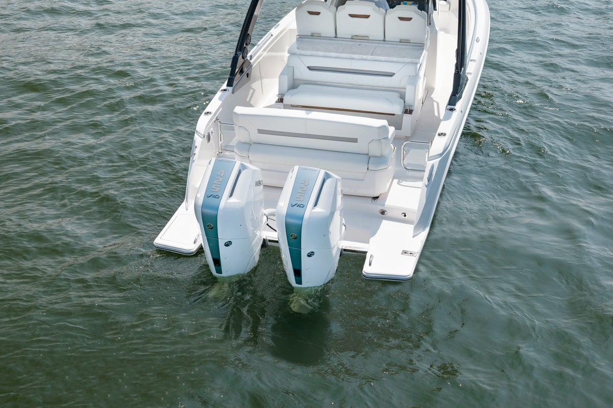 34 LS - Mercury Verado 425 Engines, Engine Paint: Fountain Blue