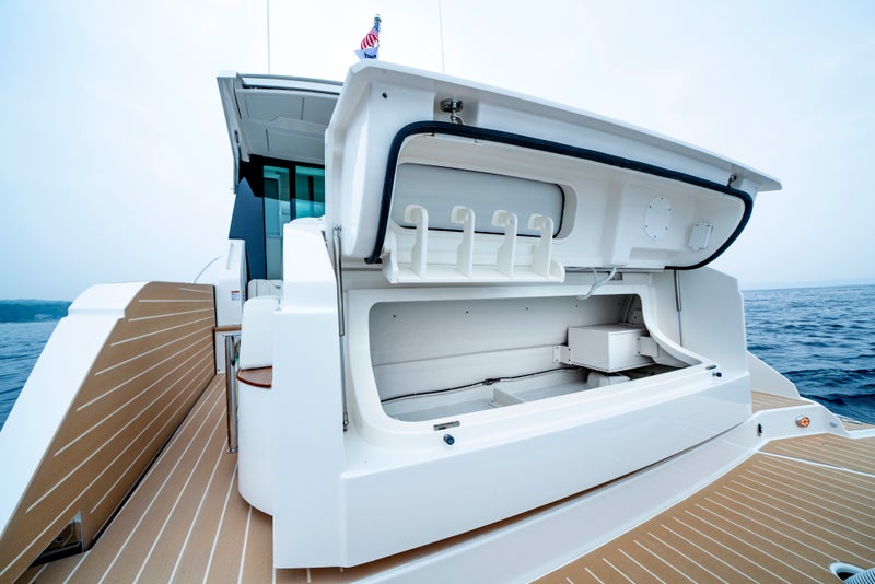 Tiara Yachts 48 LE Trunk Storage