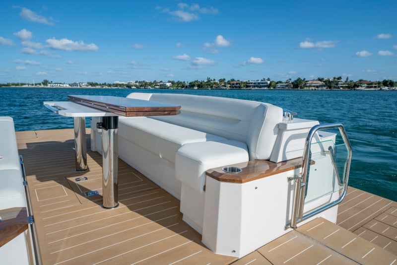 EX 60 | Forward Facing Lounge