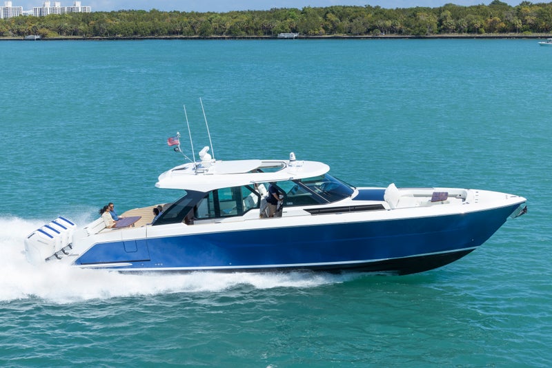 56 LS Running to Starboard - Hull Color: Estoril Blue