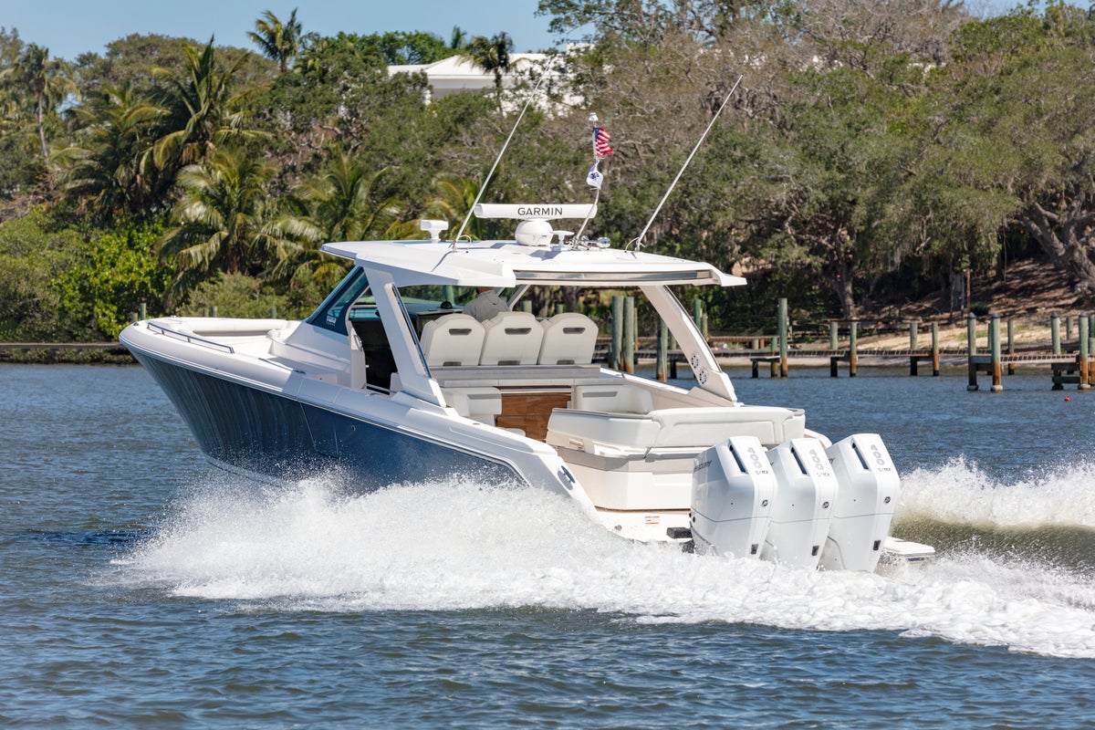 Tiara Yachts 38 LS