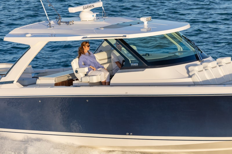 43 LS - Hull Color: Portofino Blue