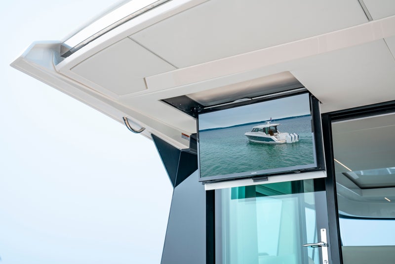 Tiara Yachts 48 LE Cockpit TV