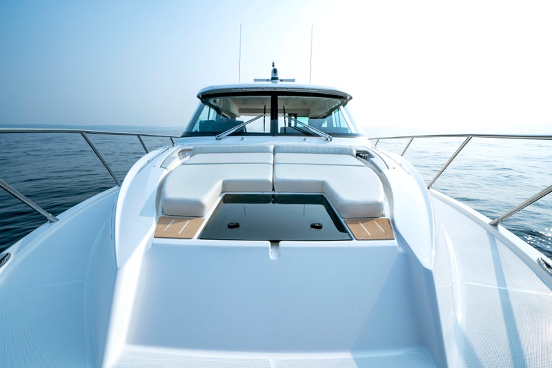 48 LE | Bow Chaise Lounge and Deck Hatch