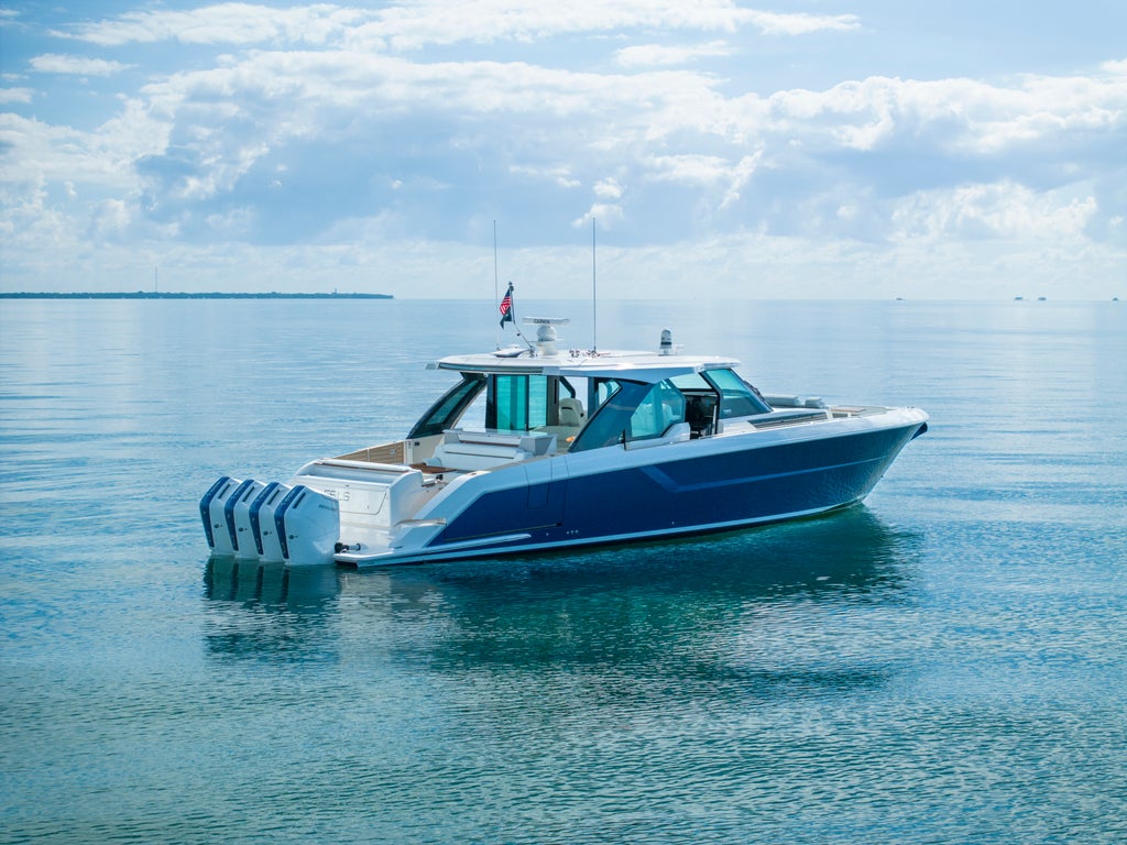 56 LS at idle, view of starboard hull side -&nbsp;Hull Color: Estoril Blue