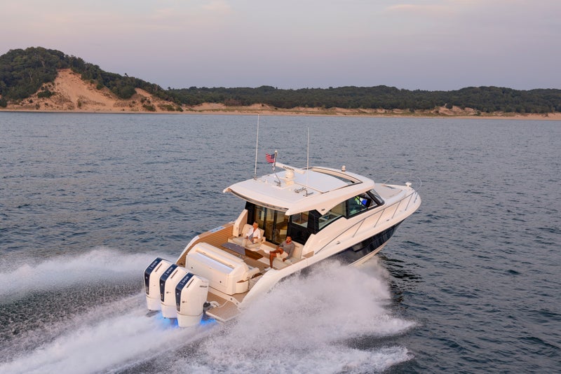 Tiara Yachts 48 LE Running