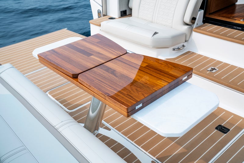 Tiara Yachts 48 LE Leafing high-gloss teak table with lounge module