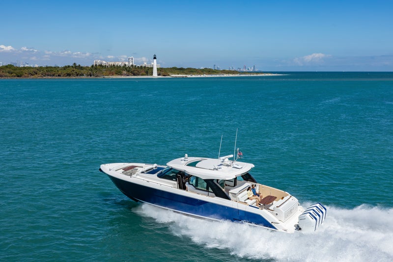 56 LS Running to Port - Hull Color: Estoril Blue