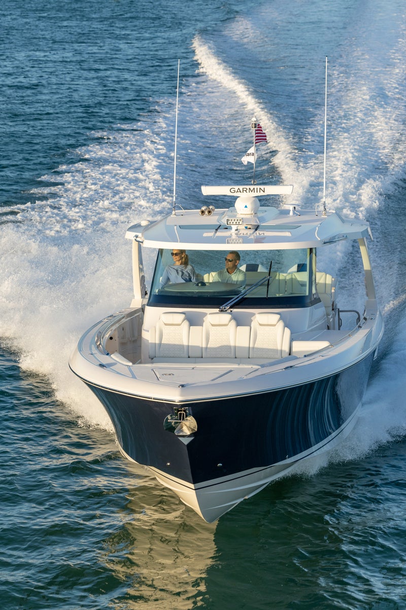 Tiara Yachts 43 LS, bow on