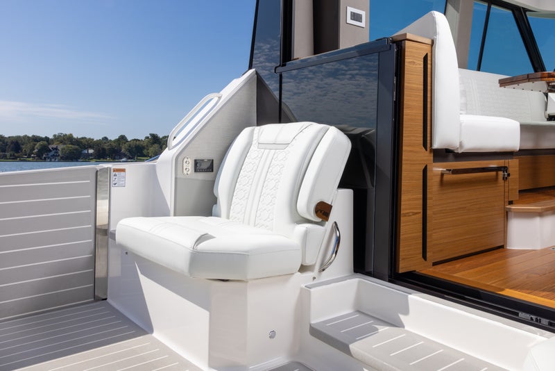 43 LE Aft Facing Port Side Seat