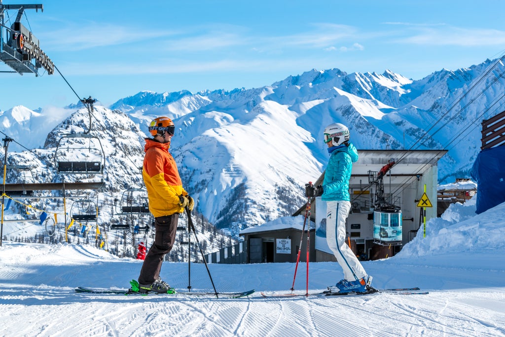 Courmayeur_Skiers at Mont Blanc Funivie_(c): Lorenzo Belfrond