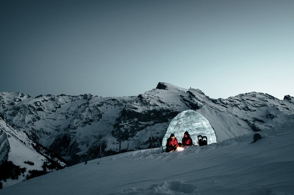 Engelberg_Building an Igloo_(c): Christian Perret