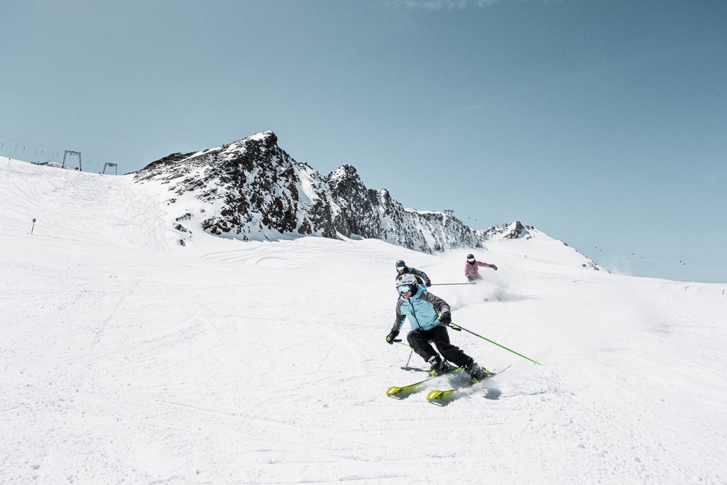 Sölden_Skiers on Groomed Slope_(c): Aria Sadr-Salek