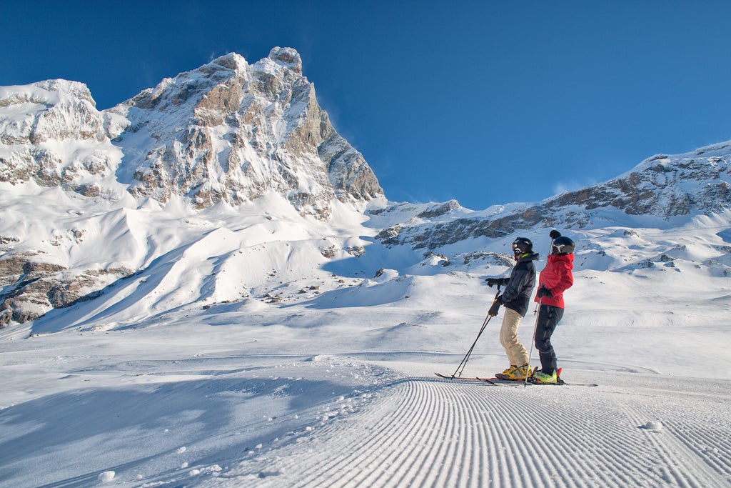 Cervino Ski Paradise_Skiers on Freshly Groomed Slope_(c): Niccolò Venturin