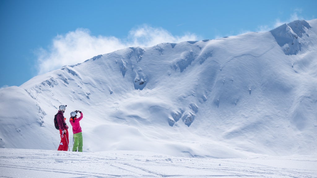 Les Orres_Skiers Admiring Mountain Peak_(c): Remi Fabregue