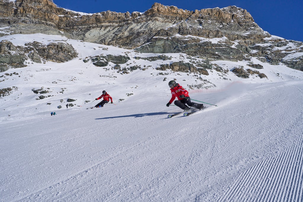Cervino Ski Paradise_Skiers Carving on Piste_(c): Gianluca Gobbi
