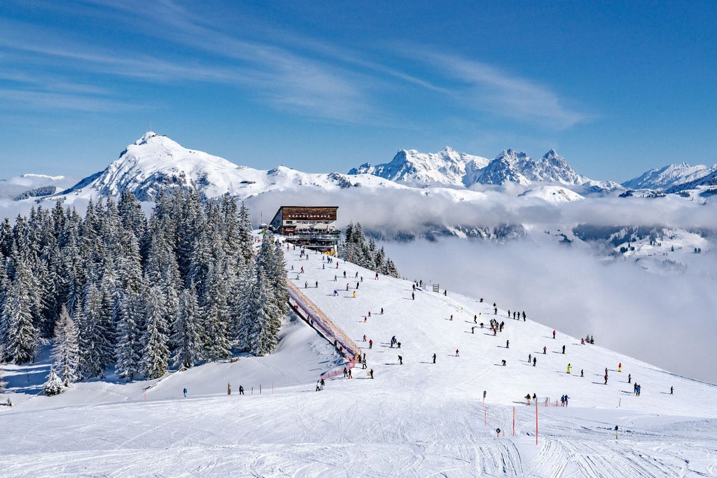 Landschaft Skigebiet Hahnenkamm Winter Panorama Bergstation (c) Kitzbuehel Tourismus (2)
