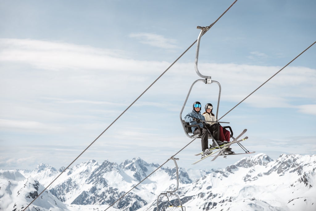 St Anton am Arlberg_Skiers Chairlift Ride_(c): TVB St. Anton am Arlberg / Roman Huber