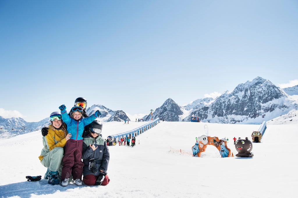 Stubaier Gletscher_BIG Family Ski Camp_Family Photo_(c): Andre Schönherr