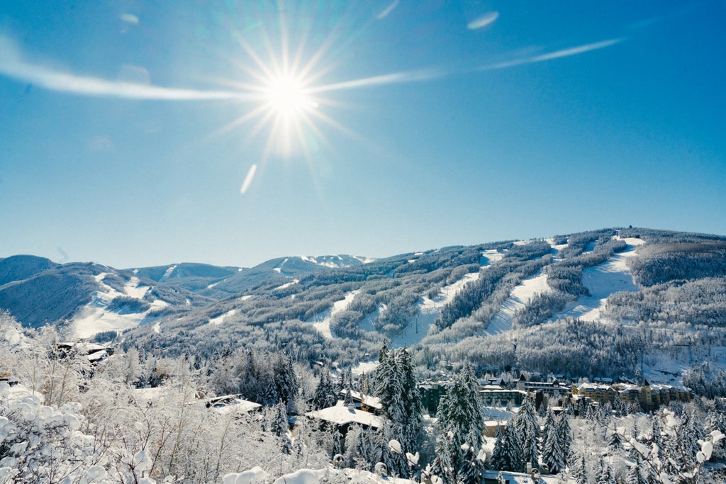 Vail Resort_Bluebird Landscape Over Vail_(c): Vail Resort/Max Ritter
