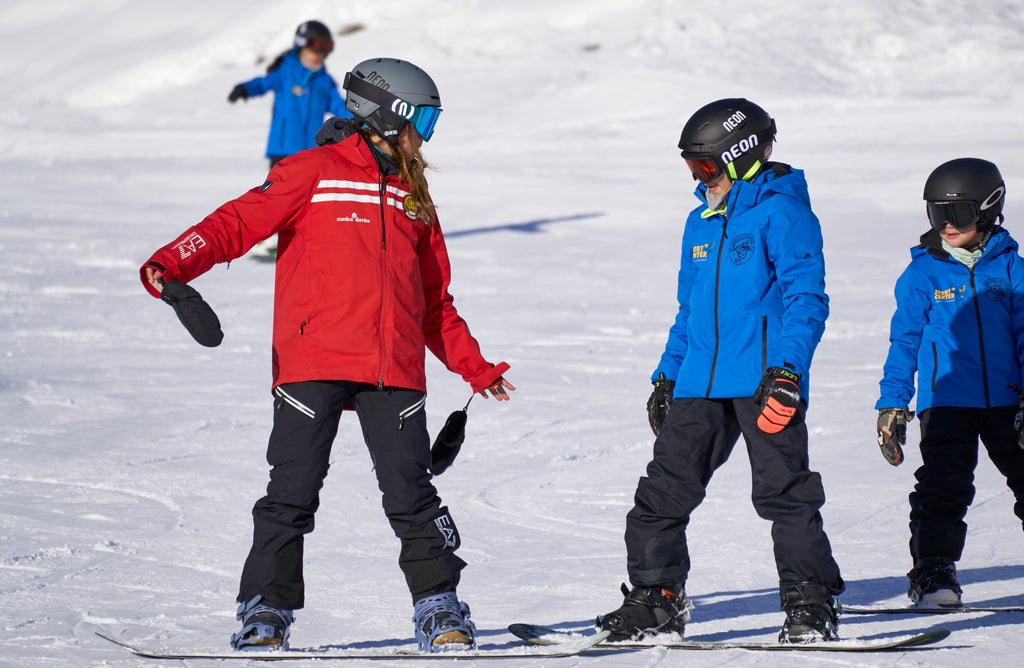 Cervino Ski Paradise_Snowboard instructor guiding kids_(c): Gianluca Gobbi