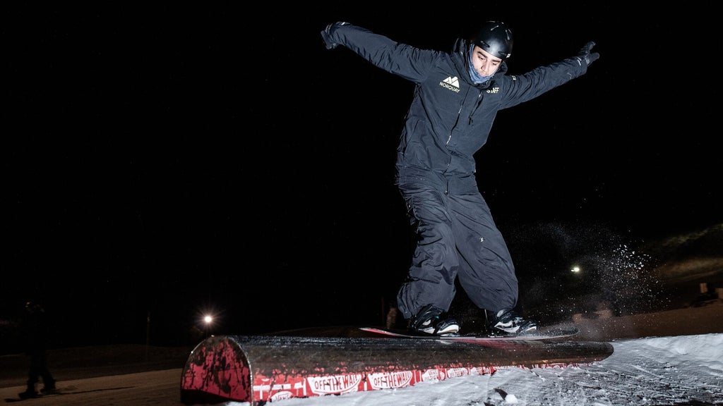 Mount Norquay_Snow Park_Night_Snowboard Rail Trick_(c): SkiBig3 / Nick Hase