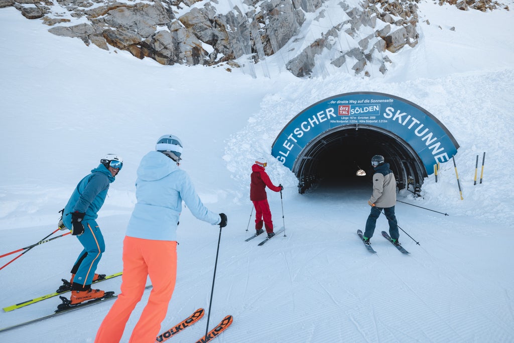 Sölden_Skiers Entering Glacier Ski Tunnel_(c): Mathäus Gartner