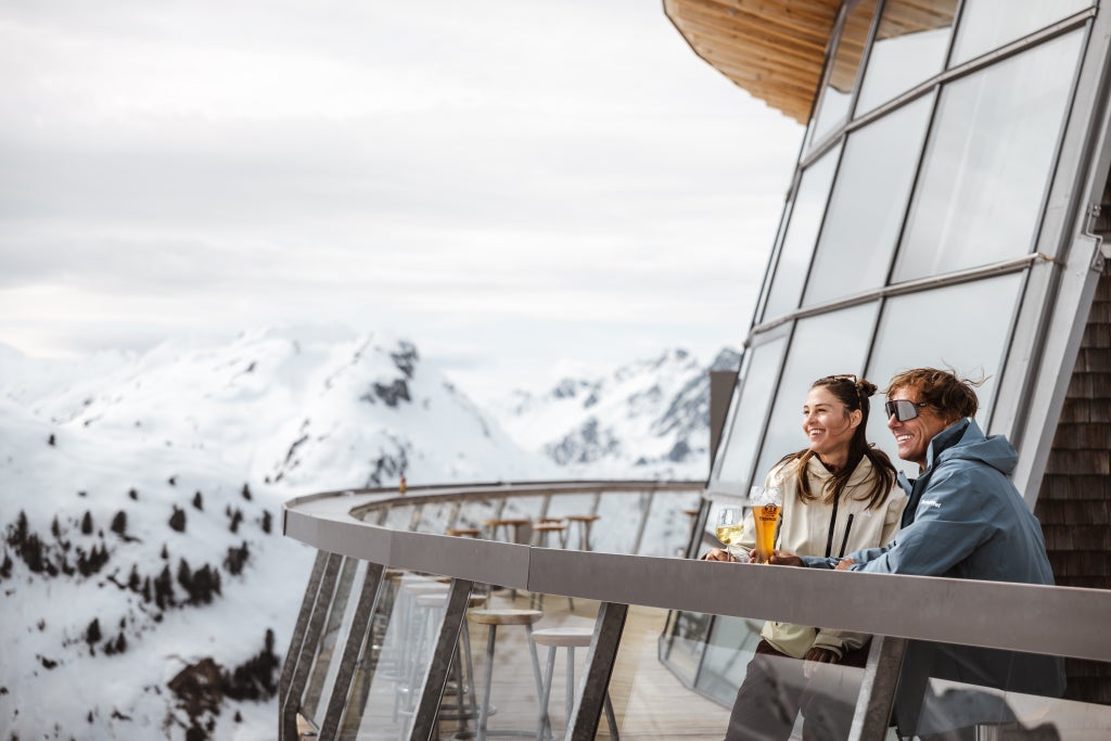 St Anton am Arlberg_Couple_Panoramic Terrace_(c): TVB St. Anton am Arlberg