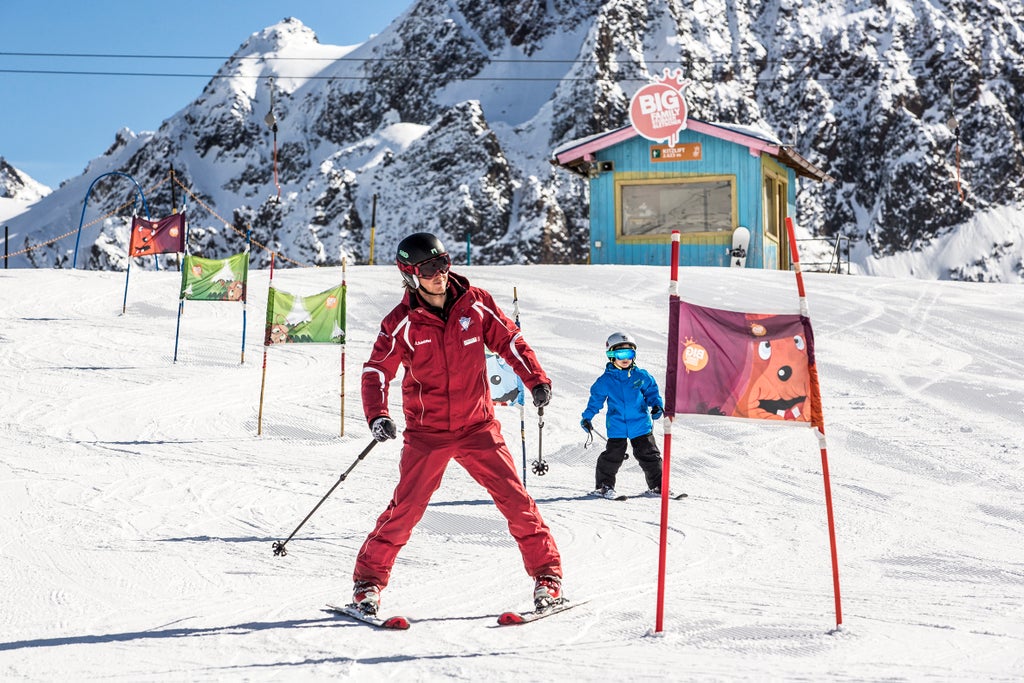Stubaier Gletscher_Kid Learning Ski Turns_(c): Christoph Schoech