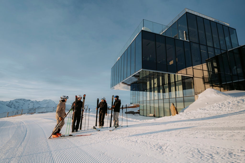 Sölden_Skiers Gearing Up_(c): Tobias Siegele