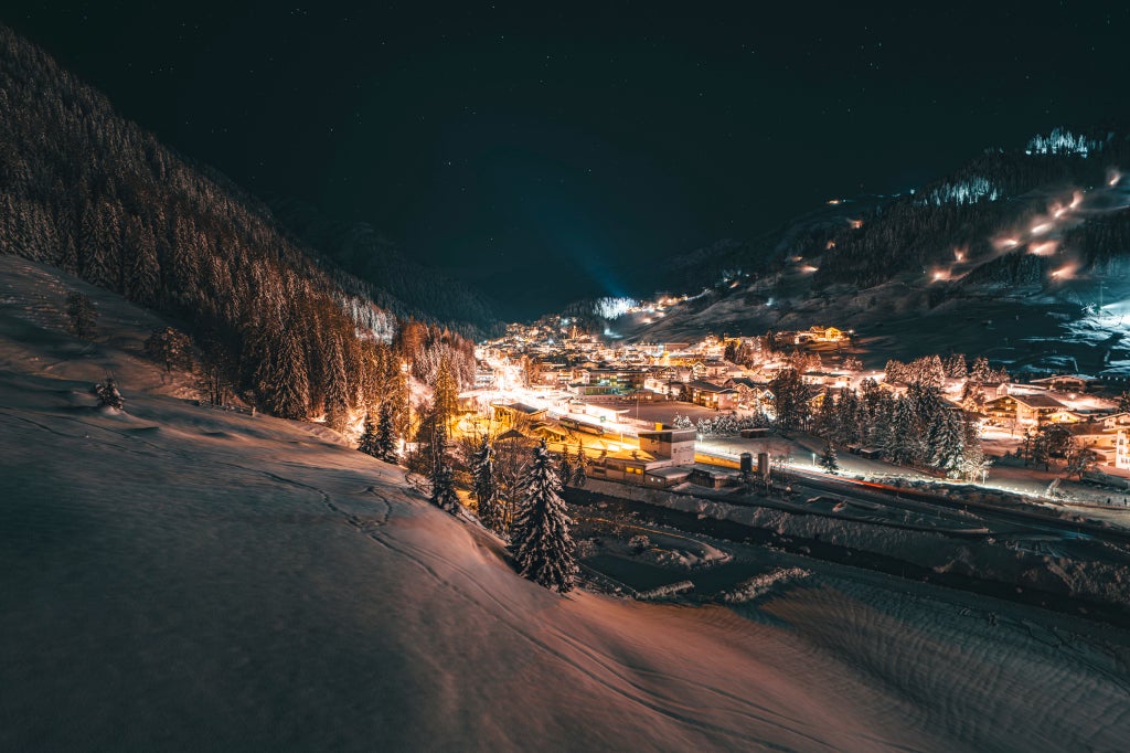 St Anton am Arlberg_Winter Night Village Landscape_(c): TVB St Anton am Arlberg / Patrick Bätz